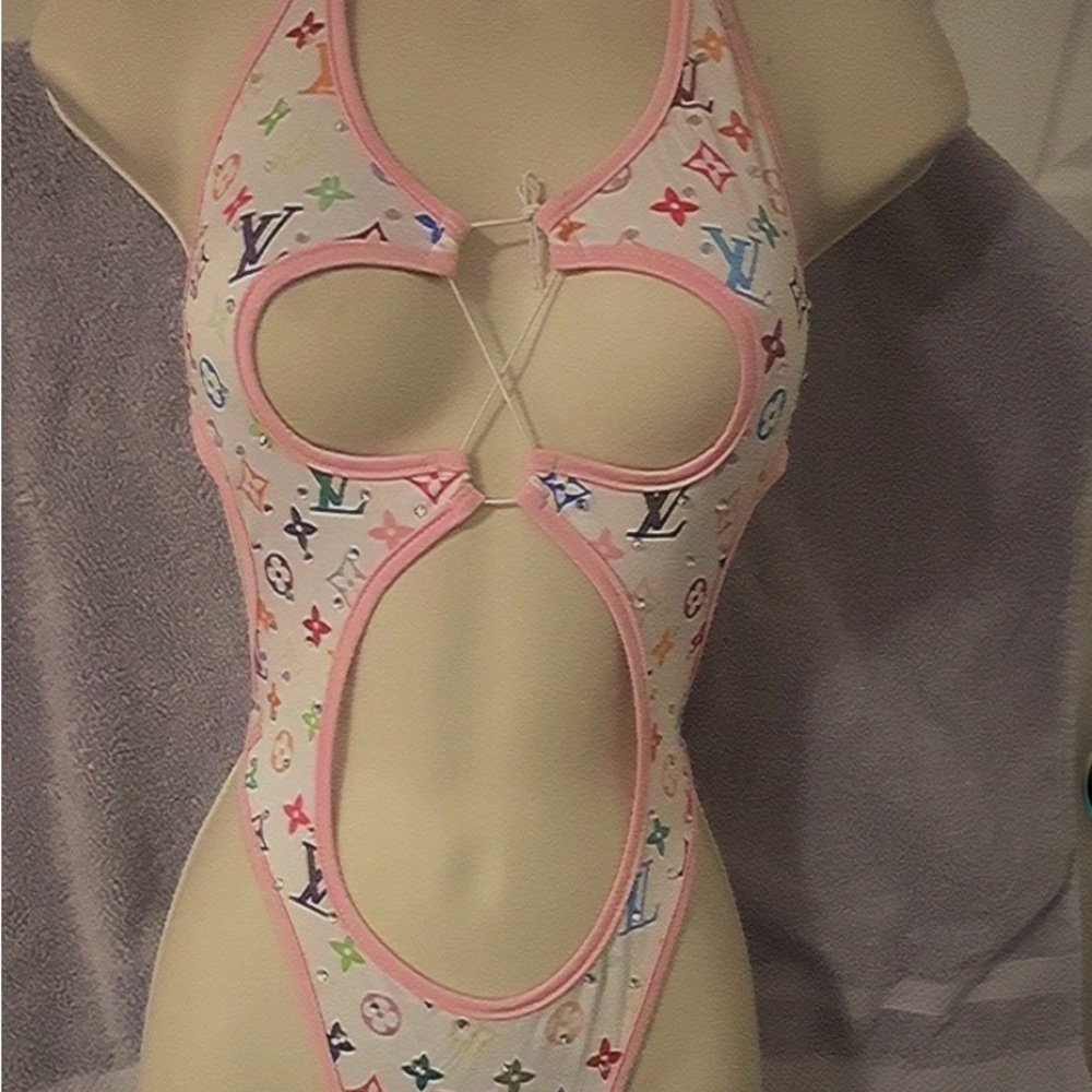 ATTENTIONwaiting on fabric to come so I can make more comment onit if u notified